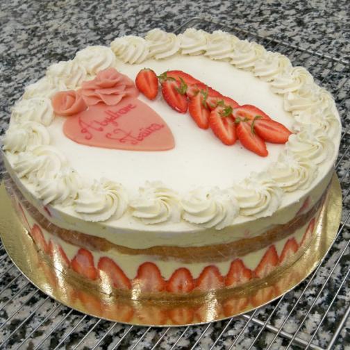 Création de gâteaux anniversaire, mariage, évênements spéciaux.